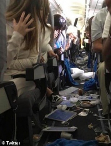 Пассажиры самолета истекали кровью во время турбулентности (фото)