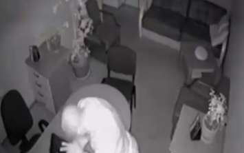 Ночью в Запорожье ограбили офис: Вор попал на камеру (ВИДЕО)