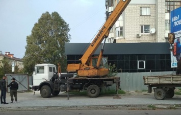 В Бердянске строители повредили новую тротуарную плитку на улице Лютеранской