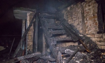 На столичной Русановке дотла одновременно выгорели два дома (фото, видео)