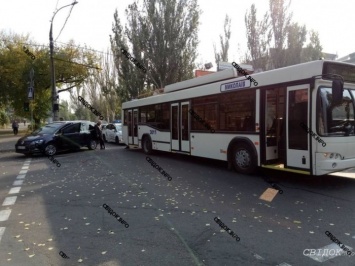 На Центральном проспекте в Николаеве троллейбус зацепил Wolksvagen