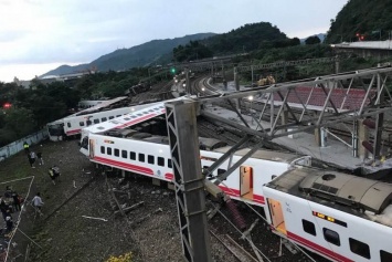 На Тайване сошел с рельсов пассажирский поезд. Погибли 18 человек, пострадали - 160