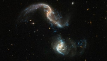 Астрономы обнаружили карликовую галактику-каннибала