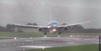 Видео: Boeing 757 посадили в штормовой ветер почти «поперек полосы»