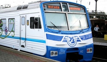 В "Укрзализныце" заявили, что им не хватает локомотивных бригад для нормального курсирования электрички в Киеве