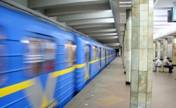 Срочно: в метро Киева нечем дышать, у людей кашель и головокружение, первые подробности