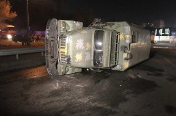 В Киеве перевернулся армейский грузовик с военнослужащими
