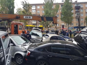 На бульваре Леси Украинки в Киеве семь легковых автомобилей столкнулись с подъемным краном