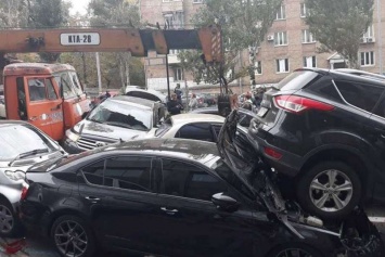 Автокран без тормозов смял 20 автомобилей на бульваре Леси Украинки в Киеве (обновлено)
