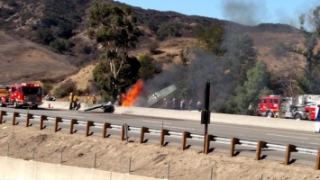 Раритетный самолет рухнул на автостраду в Калифорнии. Фото
