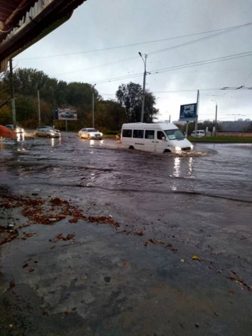 Мокрый Днепр: на жилмассиве Тополь вода затопила перекресток