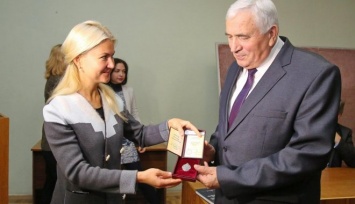 Светличная передала государственную награду харьковскому ученому