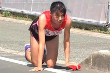 В Японии бегунья сломала ногу, но доползла до финиша марафона, где ее дисквалифицировали. Видео