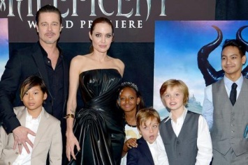 Анджелина Джоли и Брэд Питт поделили детей - адвокат