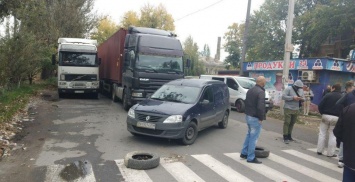 Жители Большевика протестовали против проезда через поселок фур