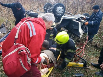 Спасатели Днепра вырезали мужчину из перевернувшегося автомобиля