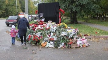 Керчане несут цветы к мемориалу возле колледжа в память о погибших в трагедии