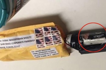 На взрывчатке для экс-главы ЦРУ изобразили мем с флагом ИГ