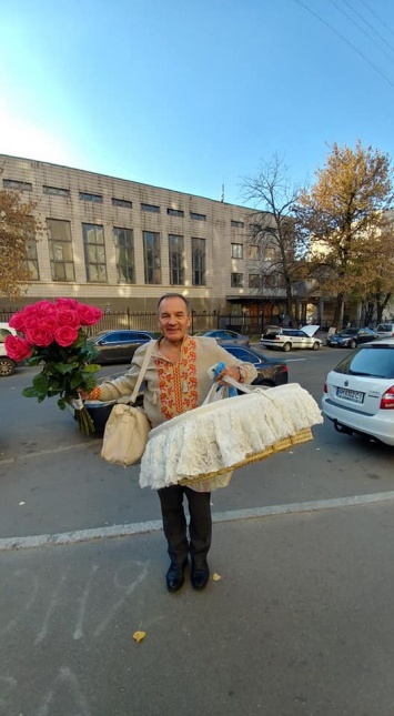 Мишель Терещенко пришел забирать сына из роддома с корзиной и в вышиванке. Фото