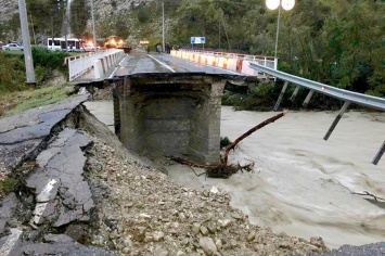 В Сочи из-за наводнения прервано автомобильное сообщение с городом