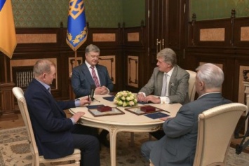 Порошенко обсудил с тремя экс-президентам развитие Украины