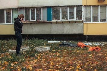 В Киеве пенсионерка выбросилась с балкона 9-этажки, пока ее дочь ходила в магазин