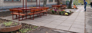 В Запорожье обустроили школьный кабинет на улице - фото
