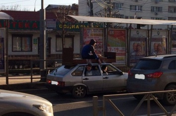 Авто летело по тротуару с человеком на крыше: ВИДЕО странного инцидента в Киеве