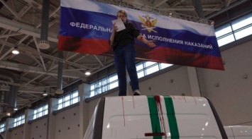 Активистка «Другой России» в знак протеста вскрыла вены на выставке полицейской техники