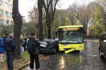 Во Львове авто врезалось в автобус с пассажирами