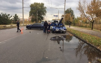 В Запорожье водитель увидел, что на него несется легковушка и подпрыгнул, чтобы спастись (ВИДЕО)
