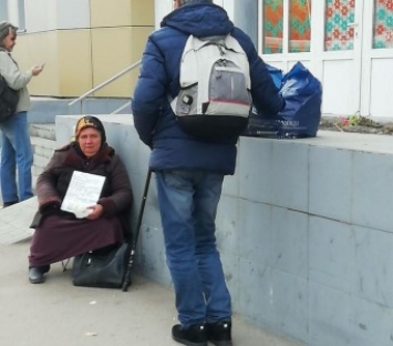 В Мелитополе заметили нищенку со смартфоном (фото)