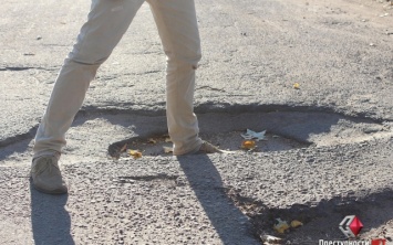 Жители Вознесенска требуют отремонтировать дороги - ямы до четырех метров в диаметре