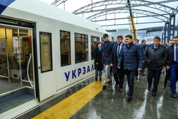 Пассажиров поездов в аэропорт Борисполь укроют от дождя и снега