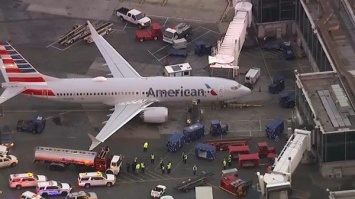 В аэропорту Нью-Йорка грузовик с топливом врезался в самолет с людьми