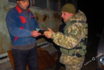 Ночью на лимане в Одесской области ловили браконьера, чтобы вручить ему повестку (фото)