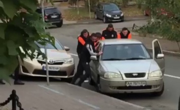 Игроки "Шахтера" и Фонсека на досуге помогли болельщику "Динамо" подтолкнуть авто
