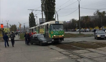 Происшествие возле харьковского гипермаркета: люди пережили неприятные минуты (фото)