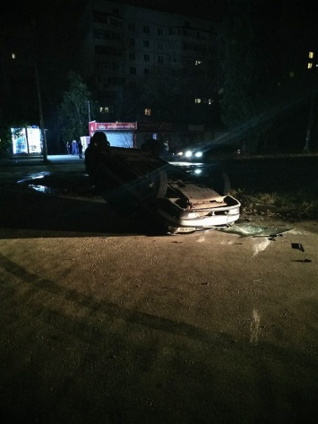 Автомобиль кувыркался по дороге в Харькове (фото)