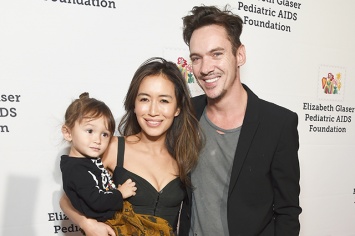 Джонатан Риз Майерс пришел на благотворительный вечер в Лос-Анджелесе с женой, сыном и тещей