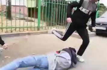 Жуткие кадры: в России школьники зверски избили сверстника