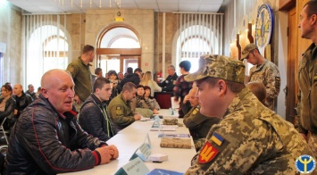 Военная служба по контракту. В Николаеве желающим представили ее возможности и перспективы