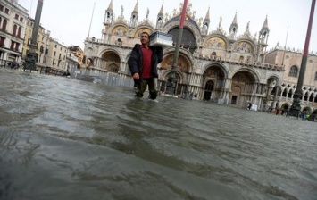 На Италию обрушилась непогода: 75% Венеции - под водой