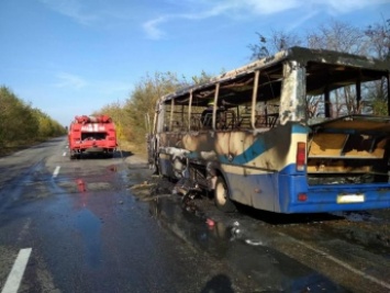 На участке трассы Запорожье - Новомосковск сгорел пассажирский автобус (ФОТО, ВИДЕО)