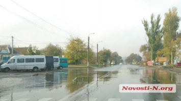 Ночью по улицам Николаева рекой текла водопроводная вода - ремонт аварии начали только утром