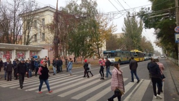 Центр Херсона перекрыт митингующими жильцами общежитий, отключенных от электроэнергии