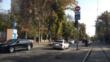 В Одессе восстановили светофор на Французском бульваре и нанесли зебру на Конной