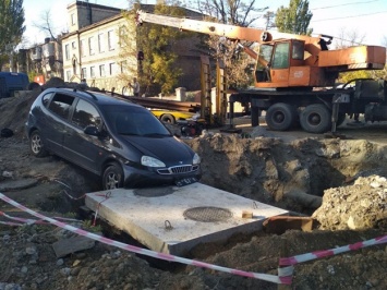 ДТП на Шевченковском: автомобиль вылетел с проезжей части и чутть не провалился под землю