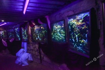 Под Одессой открылась первая светящаяся выставка в катакомбах (фоторепортаж)