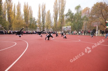 В двух школах Суворовского района открыли новые спортивные площадки